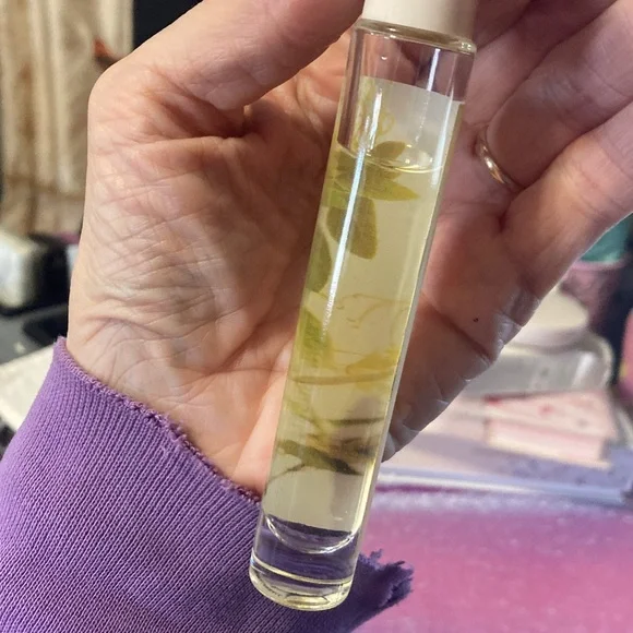 SKYLAR Honeysuckle Dream Fragrance Roller - Picture 2 of 2